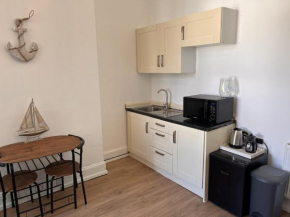 Room with kitchenette and shared bathroom in the centre